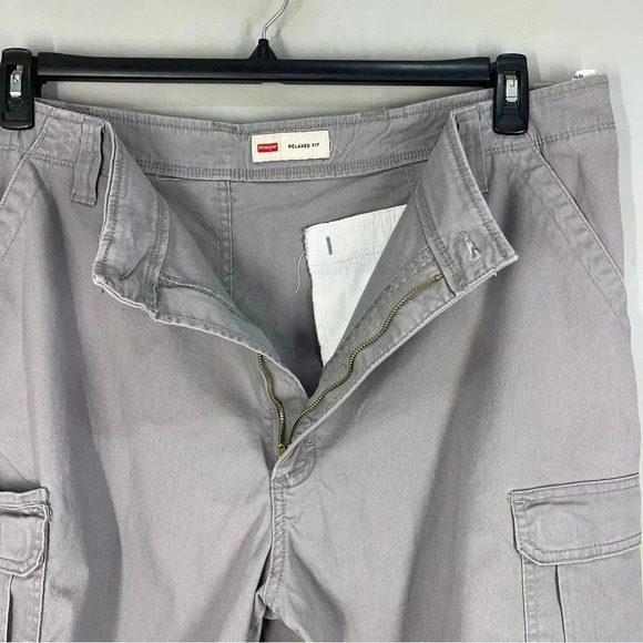 Wrangler Relax Fit Cargo Grey Shorts Men size 42 - Picture 6 of 10
